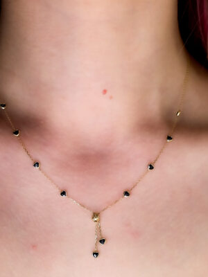 Złoty naszyjnik z czarnymi serduszkami, krawatka pr.585